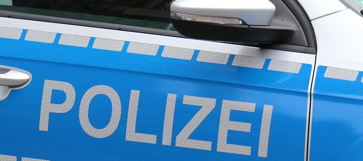 POL-WES: Wesel - Verfolgungsfahrt endete an schmaler Durchfahrt Polizei sucht Zeugen