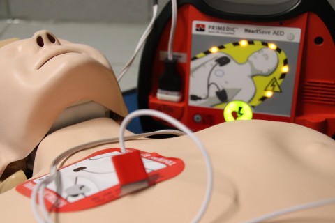 Ulrike Ridder spendet Defibrillator (AED) für das Westenergie Auestadion